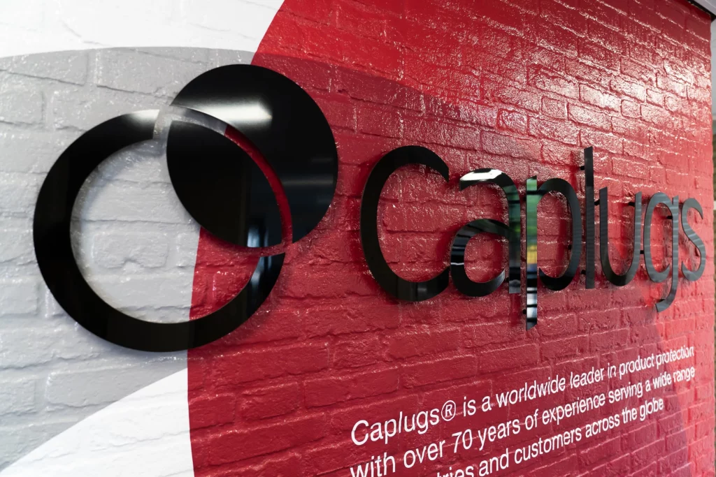 Caplugs logo als belettering op de muur