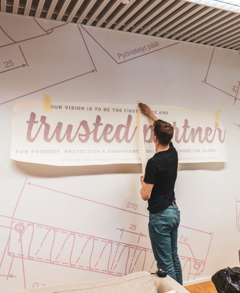 Plaatsing belettering muren