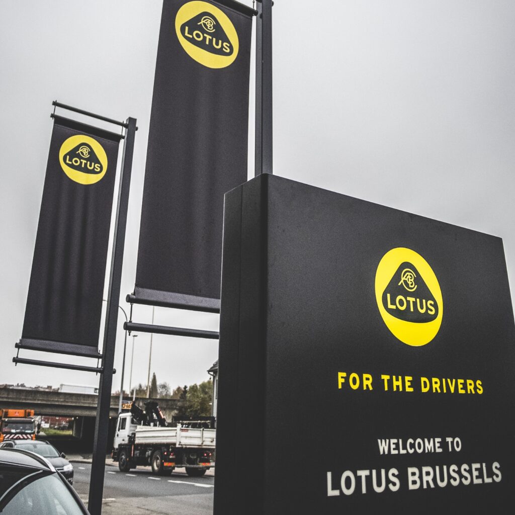 Totem en vlaggen Lotus Brussels Castaar