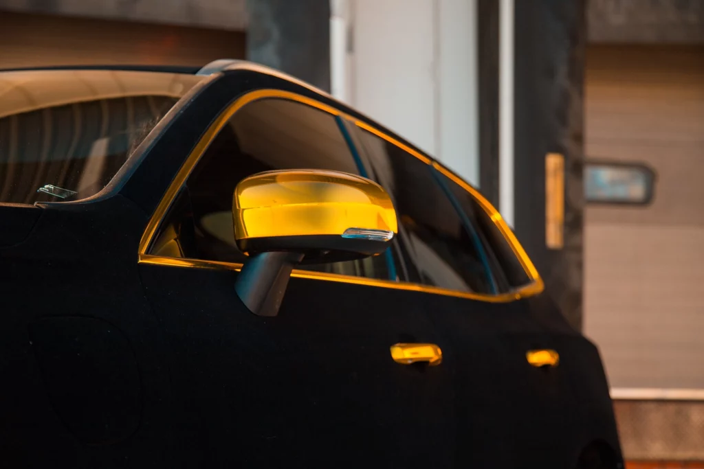 Velvet auto wrapping met gouden accenten