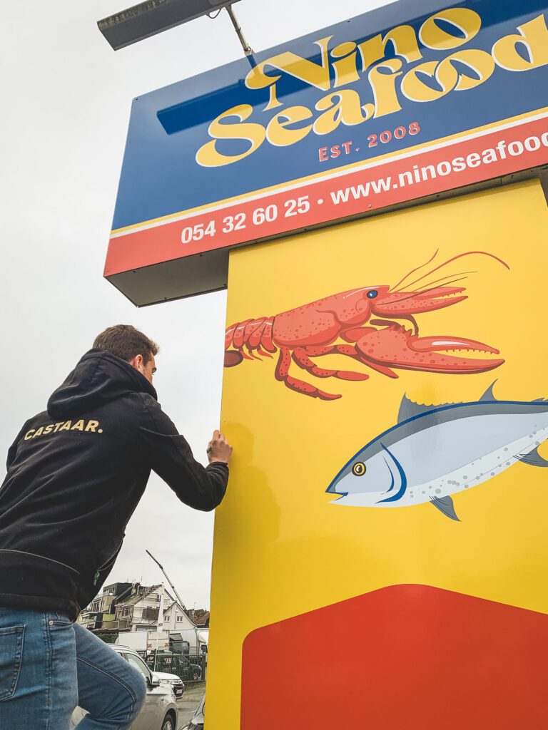 Plaatsing van totem door Castaar voor Nino Seafood