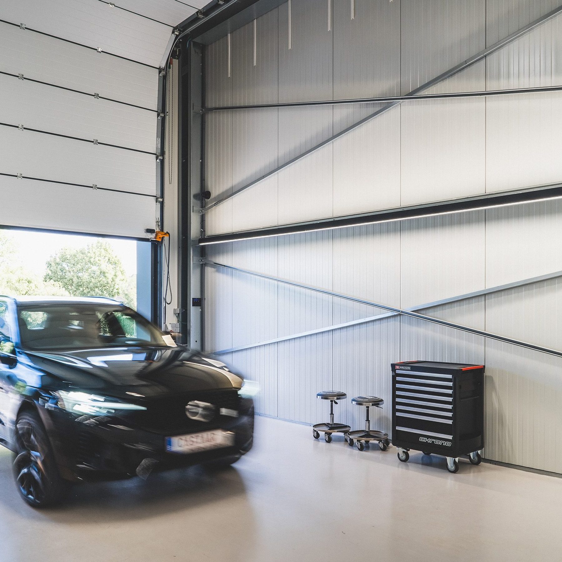 Castaar-poort-open-binnenkant-auto