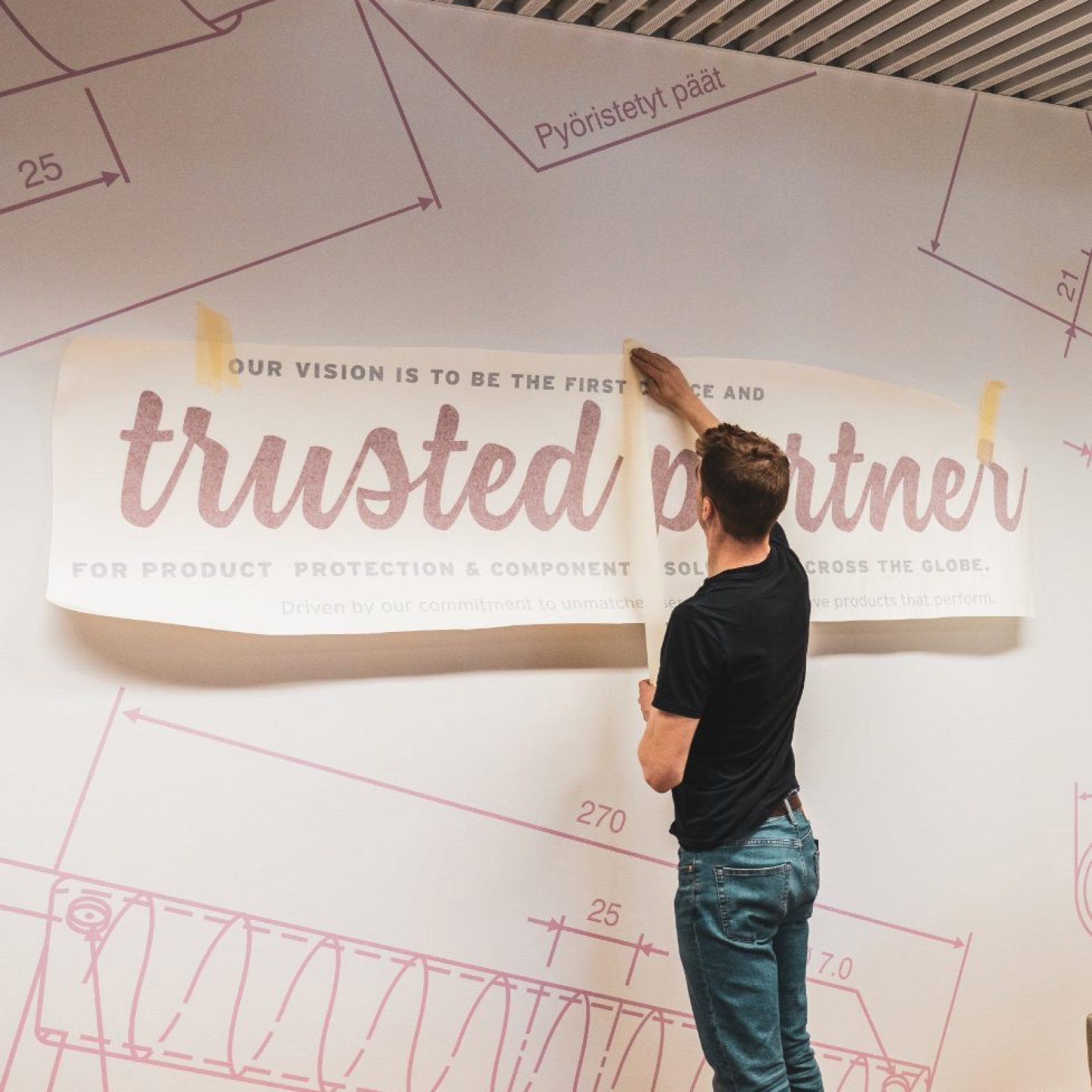 Plaatsing belettering muren