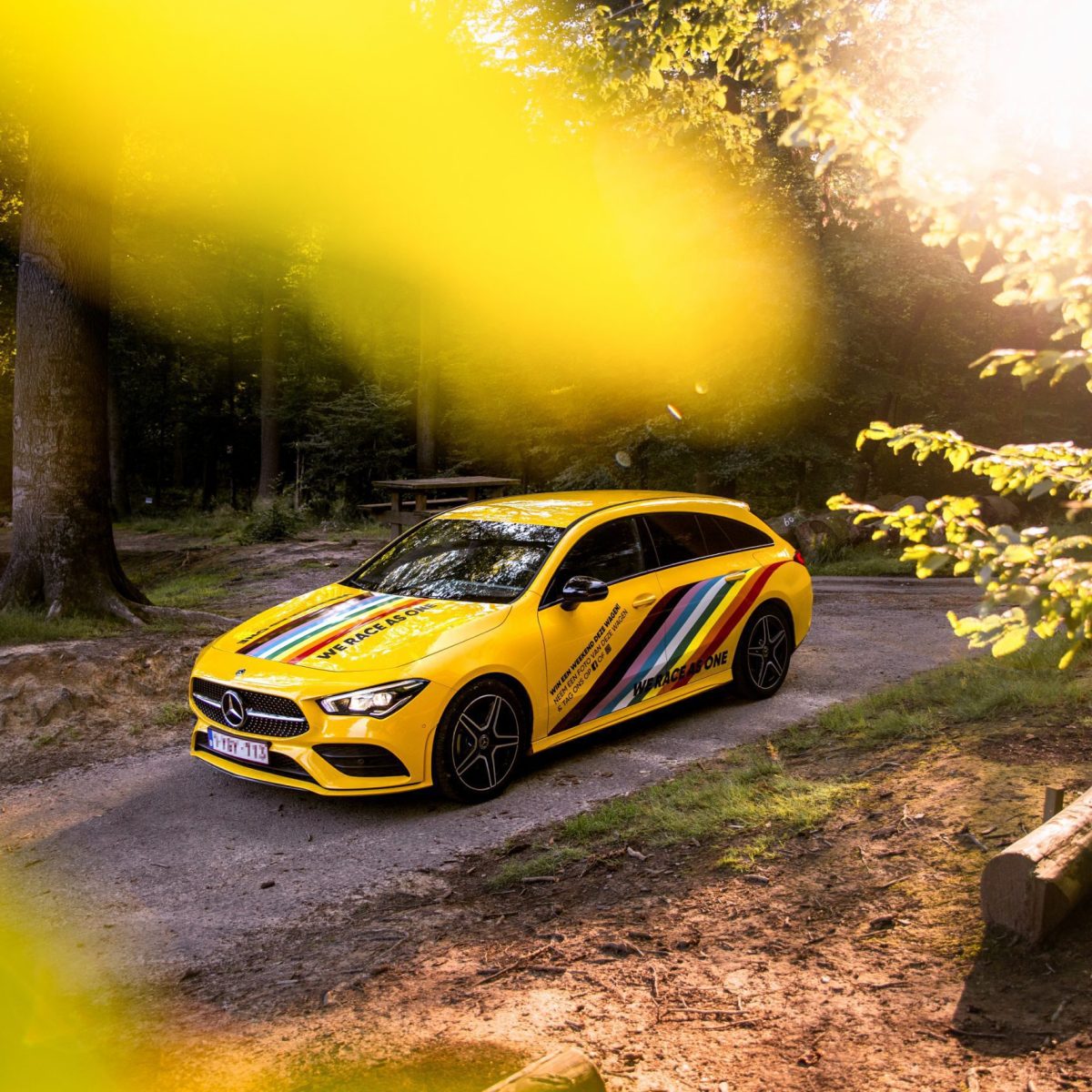 Bestickerde wagen voor wedstrijd van Mercedes-Benz
