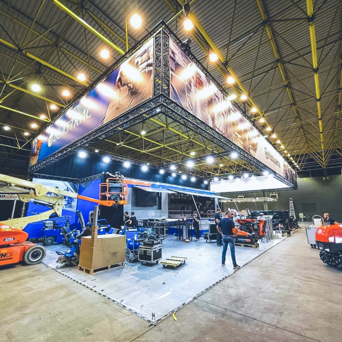 Opbouw beursstand door Castaar