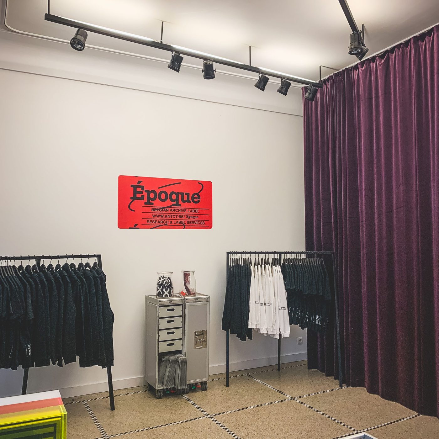 Belettering van KNTXT winkel in Brussel door Castaar