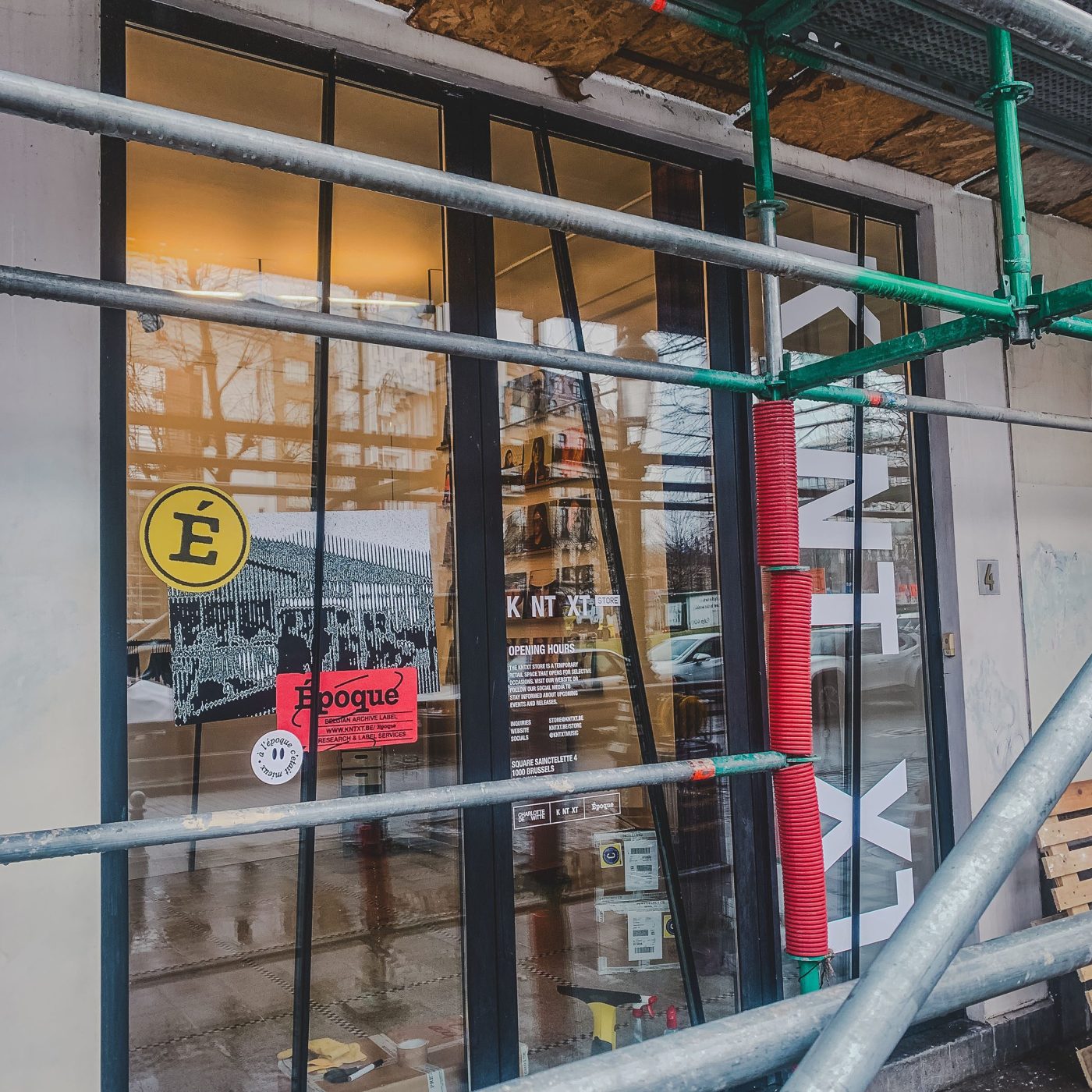Raambelettering van de KNTXT store door Castaar