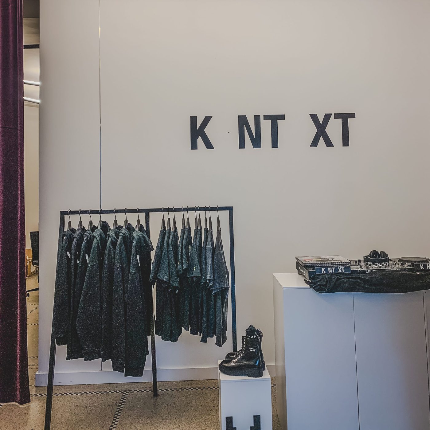 Display van kleren in KNTXT store