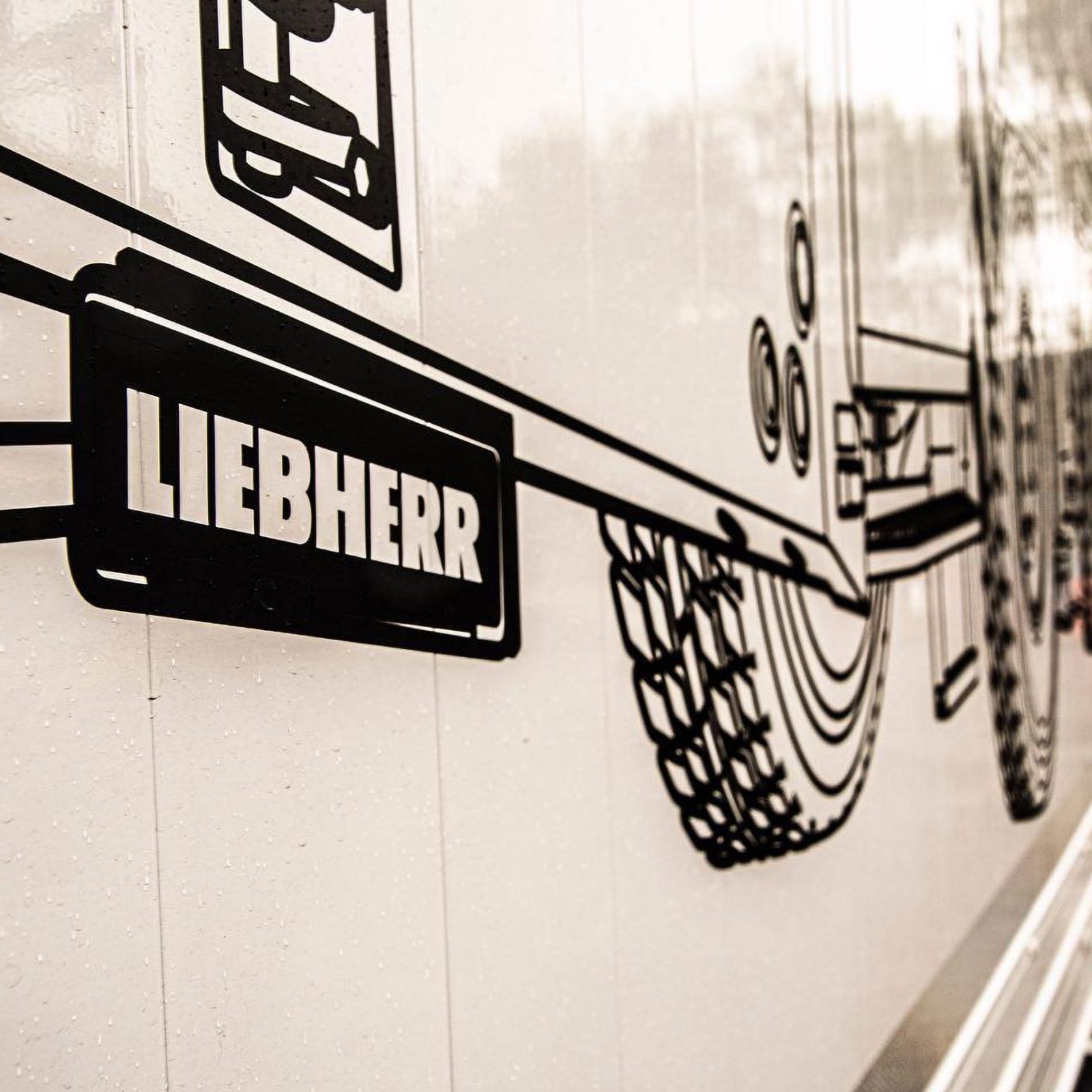 Detail van beletterde vrachtwagen
